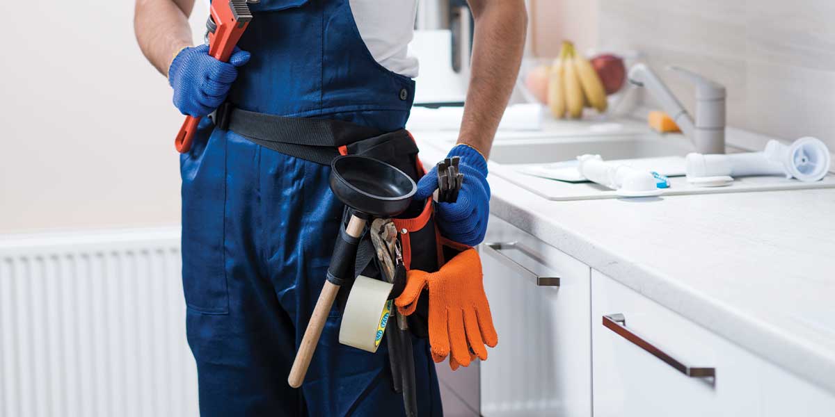 When To Hire a Handyman vs a General Contractor